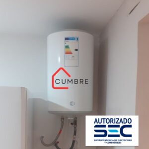 Gasfiter a domicilio autorizado SEC realizando reparación de cañerías en una casa.